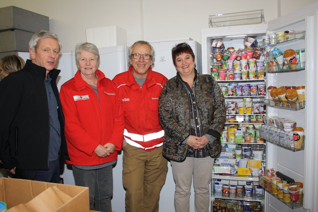 V. l. n. r.: Bezirksstellenleiter des Roten Kreuzes Mag. Rudolf Luipersbeck, Mitarbeiterin der TÖT, Sabine Gollnhuber, Leiter der TÖT Oberwart Manfred Bachner