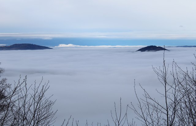 Ein Nebelmeer: Rechts im Bild, der Buchberg, links kann man den Lichtenberg sehen.