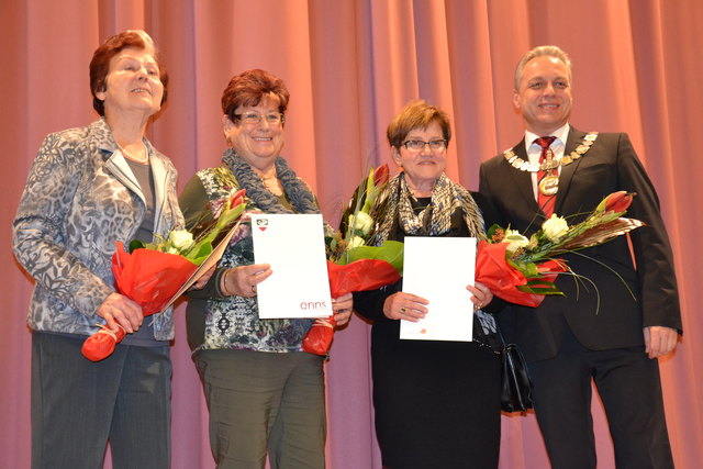 Beginn Ehrungen: Leseomas geehrt und ausgezeichnet