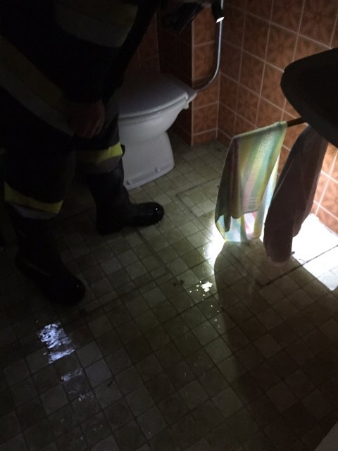 Eine Wohnung stand wegen des Rohrbruches unter Wasser.