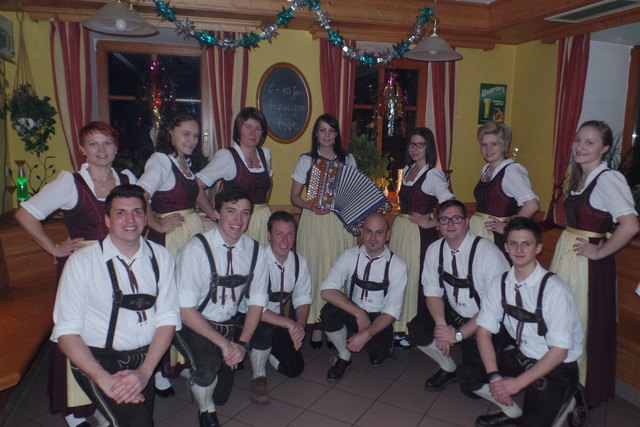 Die Tänzerinnen und Tänzer der Volkstanzgruppe Purk:
Martina Kramel, Katharina Hackl, Karin Giessriegl, Sonja Rester, Daniela Ratschbacher, Tina Gerstbauer, Lisa Tschech, David Binder, Markus Führer, Thomas Giessriegl, Thomas Mistelbauer, Christoph Gaiswi