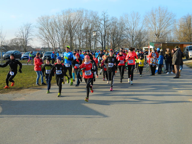 120 Läufer liefen Silvester einen 1-km-Rundkurs.