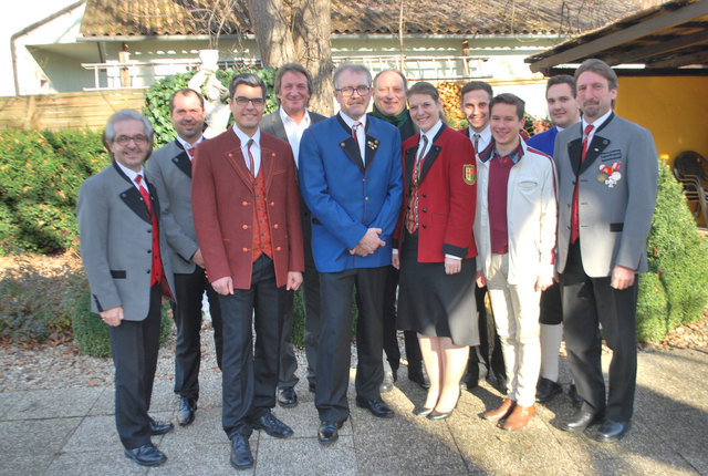 Der wiedergewählte Bezirksobmann Anton Gangl (5.v.l.) mit seinen Vorstandskollegen (von links) Manfred Knebel, Thomas Knebel, René Forjan, Reinhold Buchas, Kathrin Bakanic-Herbst, Mario Schulter, Tobias Schweinzer, Christopher Fartek und Karl-Heinz Frisch