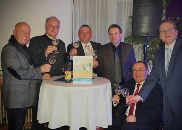 Illustre Ballrunde: Harald Schindlegger, BM Reinhard Resch, Obmann Paul Punzet, Winzer Herbert Gartler, Präsident Albert Kisling, Pfarrer Anton Hofmarcher mit dem Klubwein 2015 - "16er".