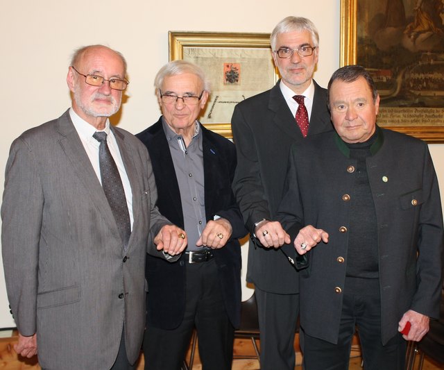 Franz Schneider, Herbert Schlöglhofer, Franz Winter und Peter Frosch wurden geehrt. | Foto: Hofecker