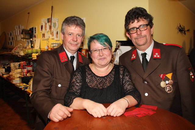 Die Preise an der Tombola verwalteten Wolfgang, Erika und Sepp Hinterberger.