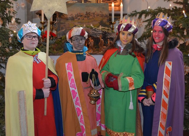 Alexander, Lukas, Anna und Antonia waren in der Gemeinde Zellerndorf als Sternsinger unterwegs.Foto: Josef Messirek