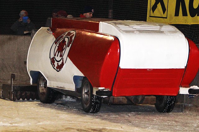 Die „nostalgische“ Eismaschine der Red Bulls aus St. Josef. | Foto: Franz Krainer