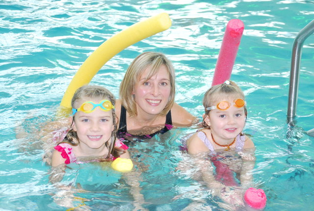 Schwimmlehrerin Viktoria Grumer mit zwei kleinen Wasserratten