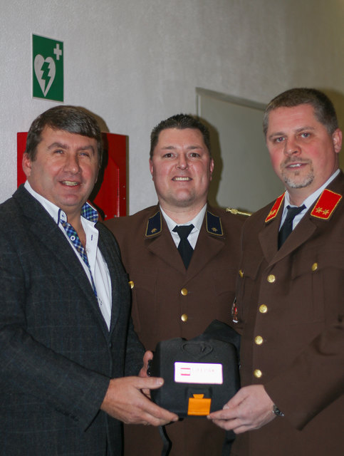 Defi übergeben: BGM Franz Stöger, V Reinhard Eiböck und der ehemalige Kommandant OBI Karl Zimmermann
