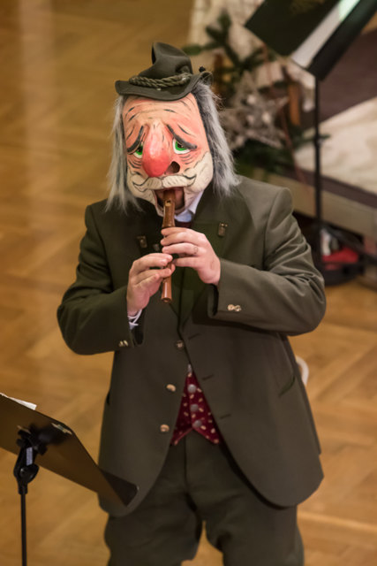 "Krapfenwaldl"-Solist Franz Falkner als blockflötenspielender Jäger - eines der vielen Überraschungen und Konzerthighlights | Foto: Manfred Übelbacher