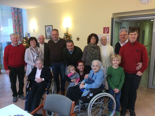 Bei einer Feier im Gablitzer Marienheim am 9.1. gratulierten ihre Familien sowie Sr. Oberin Beatrix, Pater Martin, Bgm. Michael Cech, Vbgm. Franz Gruber und GGR. Marcus Richter Therese Buck zum 90. und Magdalena Denk zum 95. Geburtstag