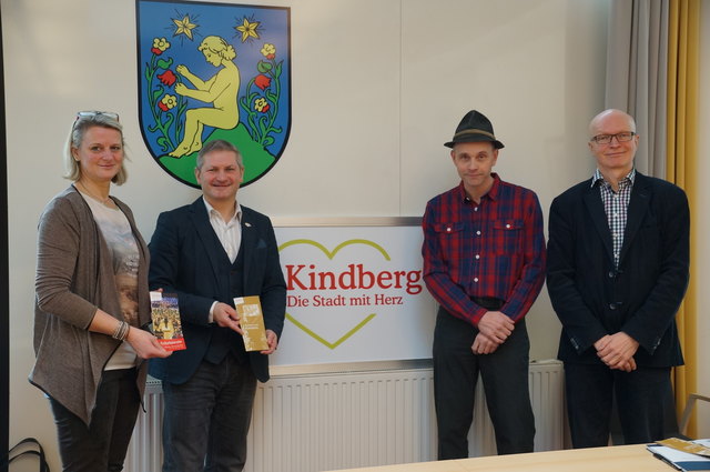Viel los 2016: Sabine Kaltenbrunner, Christian Sander und Klaus Steinberger mit Kabarettist Günther Grünbichler (2.v.re.).