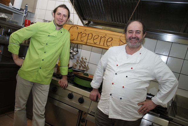 Der Franzose Antoine Pinaton (l.) kocht gemeinsam mit Werner Gahleitner beim Mayrwirt in St. Stefan Crepes und Galettes.
