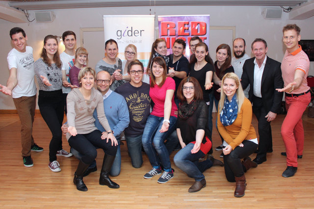 Die Tänzer der Tanzschule Gider mit dem Organisationskomitee der Red Night.