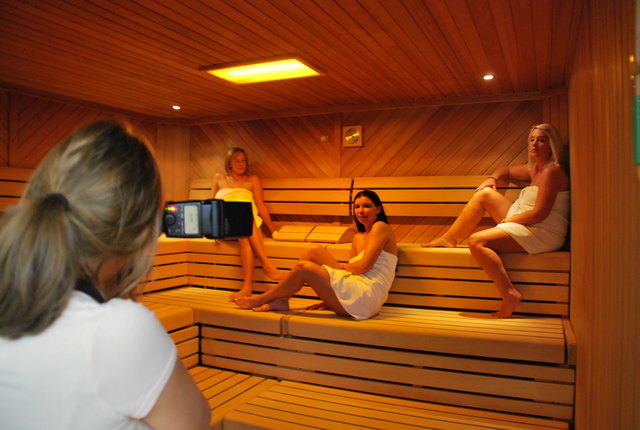 Viktoria Grumer, Marlene Mayer und Julia Hubmann durften sich für die Fotos kurz in der Sauna entspannen