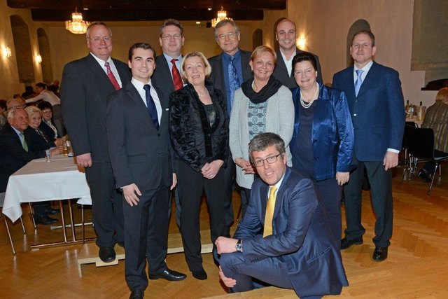 LAbg. Bürgermeister Martin Schuster (vorne) mit seinem Kernteam. Von rechts: Bauernbund-Obmann gf.GR Josef Schmid, Vizebürgermeisterin und Wirtschaftsbund-Obfrau Brigitte Sommerbauer, WK-Mödling-Obmann GR Martin Fürndraht, Frauenbund-Obfrau gf.GR Andrea K