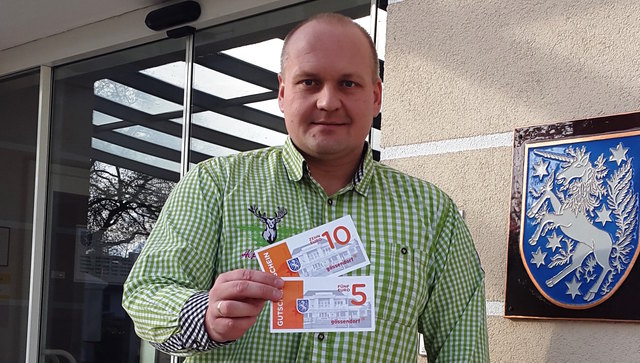 Bürgermeister Gerald Wonner präsentiert die neuen Gössendorf-Gutscheine, zu haben im Gemeindeamt und in der Poststelle.