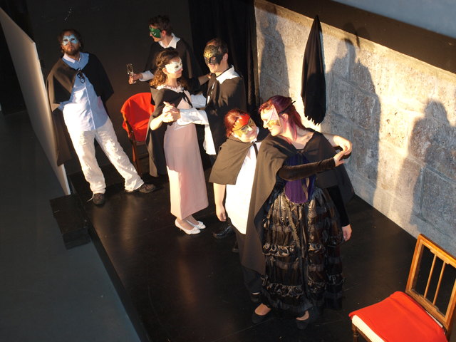 Erst gibt man den Maskenball in Shakespeares „Romeo und Julia“, dann fallen die Masken der Schauspieler im gleichnamigen Krimistück.