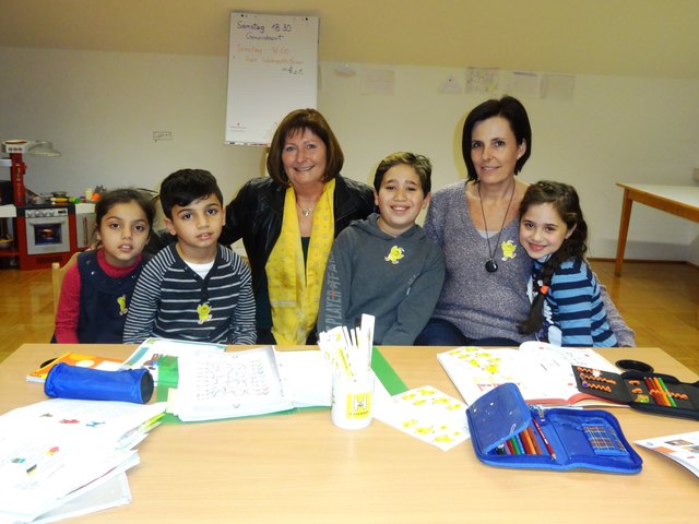 Elisabeth Kellnreiter und Sylvia Bayerl mit den Volksschulkindern Sinaf, Omar, Maher und Dalal im Francisco Josephinum.