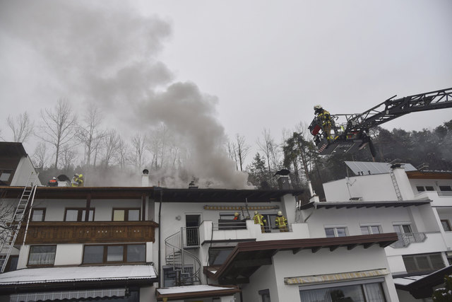 Die verständigten Feuerwehren von Telfs und Umgebung konnten den Brand um 16:10 Uhr vollständig löschen. | Foto: zeitungsfoto.at