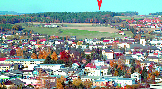 Das „Gugalea“ (Pfeil) auf dem Penkenberg. Links der Bauernhof Warschenhofer, auf dem viele Kulturveranstaltungen der „Gallnsteine“ statt finden.