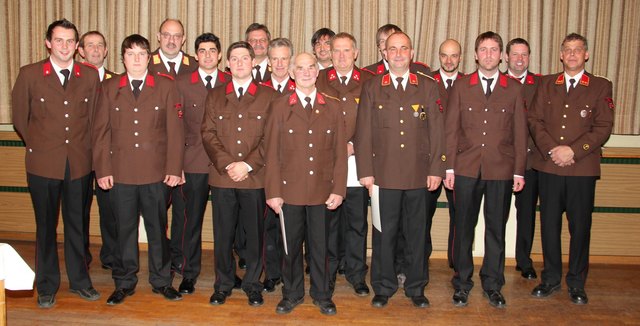 Die geehrten und beförderten Feuerwehrmänner mit den Ehrengästen und Kommandant Obererlacher (r.).