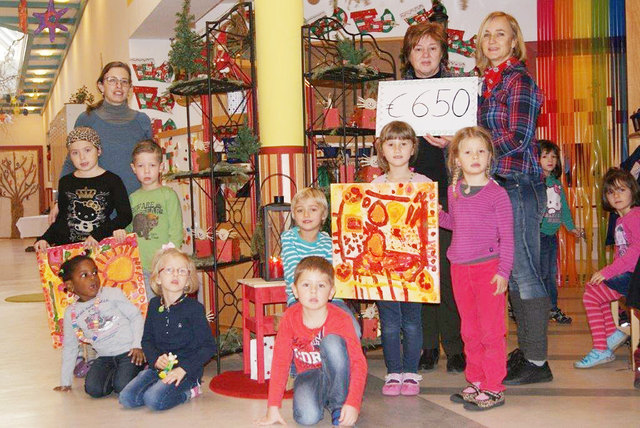 Die jungen Künstler wohnten der Spendenübergabe in "ihrem" Kindergarten in St. Marein bei