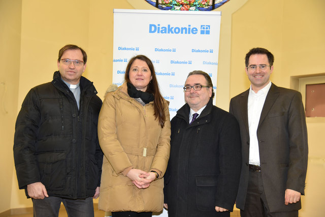 Im Bild (v.li.): Pfarrer Leopold Steyrer (Pfarre St. Josef), Claire Ulbrich (Diakonie, Betreuung vor Ort), Michael Chalupka (Chef der Diakonie) sowie Pfarrer Wieland Curdt (Evang. Pfarrgemeinde).