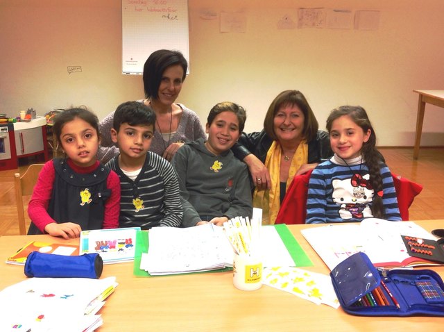 Elisabeth Kellnreiter und Sylvia Bayerl mit den Volksschulkindern Sinaf, Omar, Maher und Dalal im Francisco Josephinum.