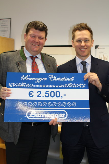 Unternehmer Kurt Bernegger übergab den Scheck für das BezirksRundschau-Christkind an Chefredakteur Thomas Winkler.