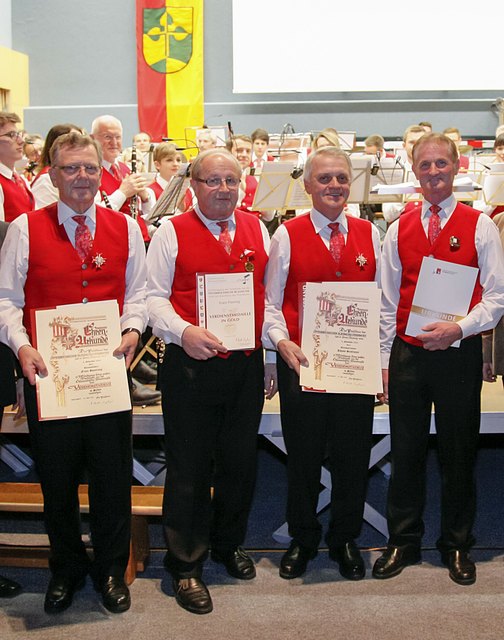 Franz Spanlang, Franz Preinig, Hans Stadlmayr, Franz Obermayr wurden für ihre langjährige Mitgliedschaft geehrt. | Foto: TMK Neukirchen