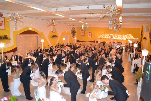 Die stimmungsvolle Polonaise der Tanzschule Glauninger eröffnete den Nelkenball in Kammern. | Foto: KK