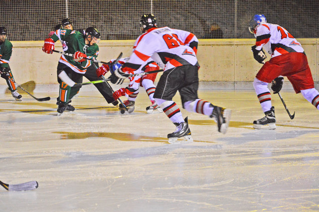 Die Dark Green Ravens (dunkle Trikots) schlugen den EHC Unken mit 11:3.