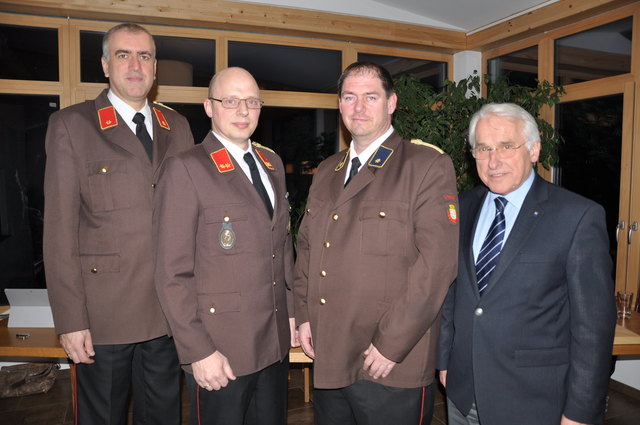 Das alte und neue Kommando mit Bürgermeister Maximilian Titz.