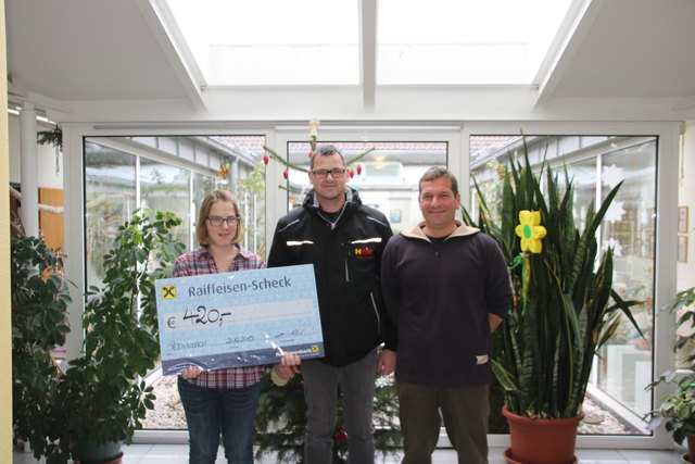Roland Huemer (Mitte) übergibt den Spendenscheck an die Lebenshilfe in Pettenbach.