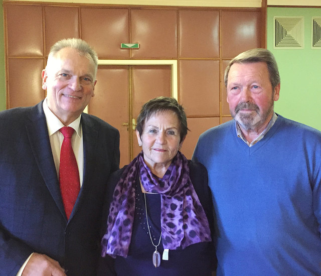 Seniorenbund-Obmann BR-Präsident Gottfried Kneifel (l.) gratulierte Rudolf und Maria Hahn zur Goldenen Hochzeit. | Foto: Haberlander/privat