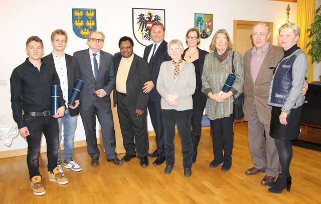 vlnr: Sebastian Vosta, Nikolaus Bichler, Bezirkshauptmann Mag. Strobl, Pfarrer Msgr. Laurent, Bgm. Michael Cech, Theresia Wöhrer, Laudatorin GR. Astrid Wessely, Mag. Eva Nowotny, Laudatorin GR. Christine Rieger