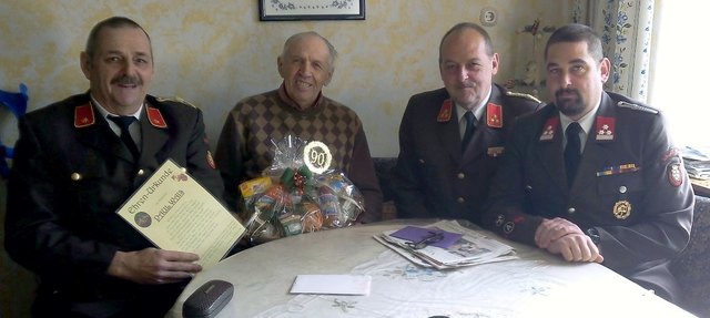 Den 90sten Geburtstag feierte Paul Wais aus Pürbach. Aus diesem Anlaß gratulierte auch das Kommando der FF Pürbach im Namen aller Feuerwehrkameraden/Innen dem ältesten Mitglied und überreichte einen Geschenkskorb.