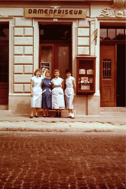 Karoline Gabmayer mit ihren "Damen" vor dem Geschäft in der Stockerauer Straße.