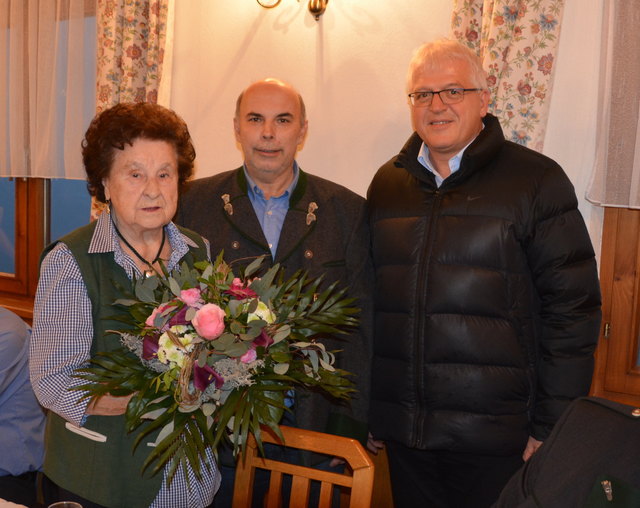 Manfred Prettenthaler (m.) und Gerhard Streit (r.) von der WKO Voitsberg gratulierten Frieda Wiendl zum 90. Geburtstag.