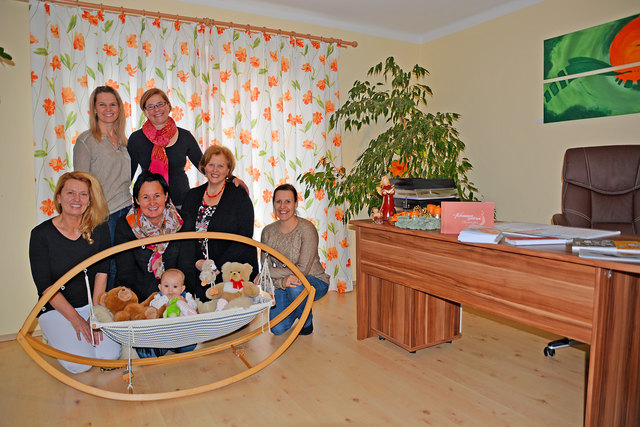 Ich habe mich hier mit meiner Tochter Mona rundum wunderbar betreut gefühlt“, lobt Mutter Angelika Haitzmann (Mitte unten) das Team des Hebammenzentrums.