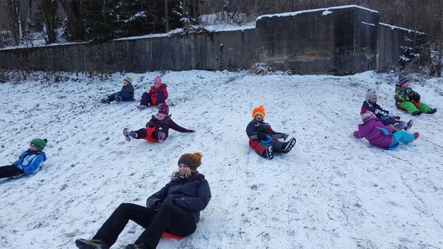 Die Kinder des Kindergartens Krambambuli hatten auch mit wenig Schnee ihre Freude.
