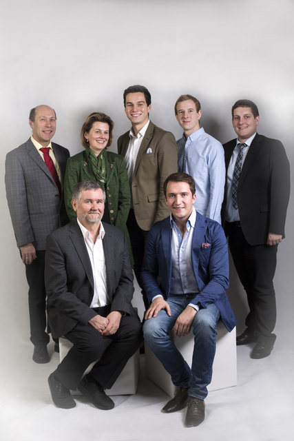 1. Reihe sitzend v. l. n. r.: Dir. Ernst Waltl, Gerald Weilbuchner
2. Reihe stehend v. l. n. r.: Reinhard Birkenmeyer, Regina Vitzthum-Maier, Fabian Graf, Stefan Kanduth, Christian Eslbauer. | Foto: Tschann