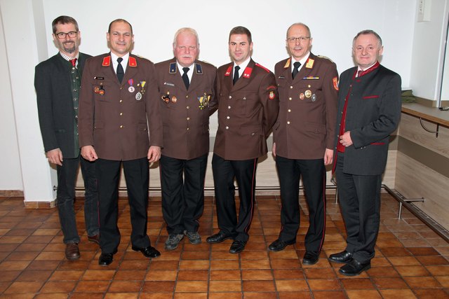 Das neue Kommando mit den Vertretern der Gemeinde. Vizebürgermeister Manfred Zeitlhofer, Kommandant Stellvertreter Bernhard Holzer, ausgeschiedener Verwalter Harald Heinzlreiter, neuer Verwalter Manuel Holzer, Kommandant Josef Hirtenlehner und Bürgermeist