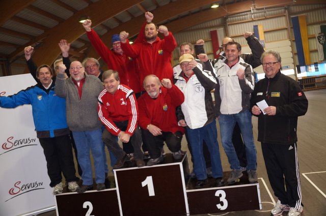 Sie nahmen am Stockerl Platz, dass siegreiche Team aus Lossdorf, die Oldies aus Amstetten und Schönberg-Mollands. Foto: Daniel Butter