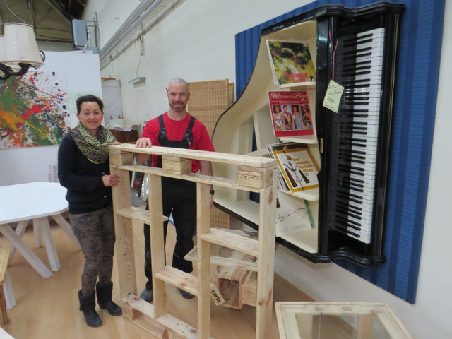 Palettenmöbel oder umgebaute, aufgearbeitete Einzelstücke sind für Elisabeth Mimra und Tischlermeister Andi Gebhart ein Beitrag zum Recycling und Reuse.