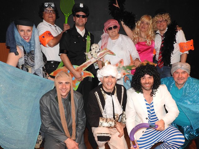 Die Gemeindevertreter traten bei der Dorfpartie als "EAV" auf.