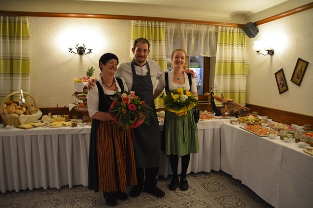 Christa und Stefan Hueber sorgten mit Silvia Aigner für die kulinarische Versorgung der Gäste.