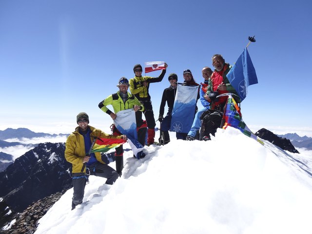 Gruppenfoto vom Alpa Mayo Chico, 5.340m. | Foto: Angelika Pleichl